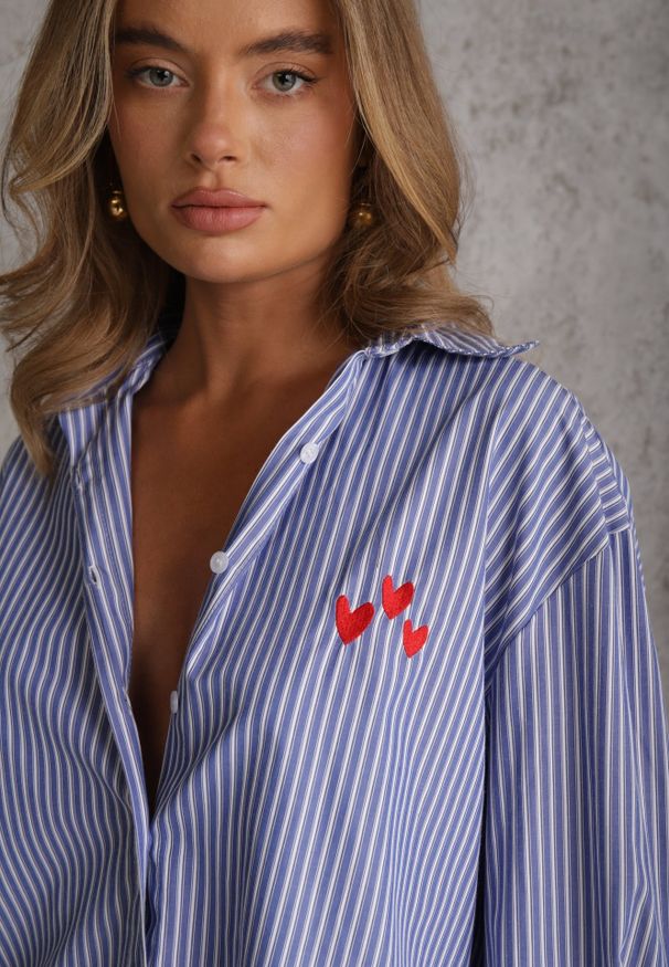 Renee - Niebieska Klasyczna Koszula z Bawełną o Prostym Kroju z Ozdobnym Haftem Hermora. Okazja: na co dzień. Typ kołnierza: kołnierzyk klasyczny. Kolor: niebieski. Materiał: bawełna. Wzór: haft. Styl: klasyczny