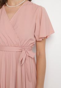 Born2be - Różowa Sukienka Plisowana z Dekoltem w V z Paskiem w Talii Zolseki. Okazja: na co dzień. Kolor: różowy. Styl: casual, klasyczny #6
