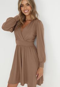 Born2be - Brązowa Sukienka Kopertowa Taliowana Maecenus. Okazja: na co dzień. Typ kołnierza: dekolt w serek. Kolor: brązowy. Materiał: wiskoza. Typ sukienki: kopertowe. Styl: casual, elegancki #1