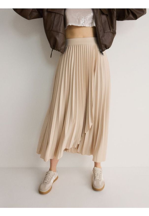 Reserved - Plisowana spódnica midi - kremowy. Kolor: kremowy. Materiał: dzianina