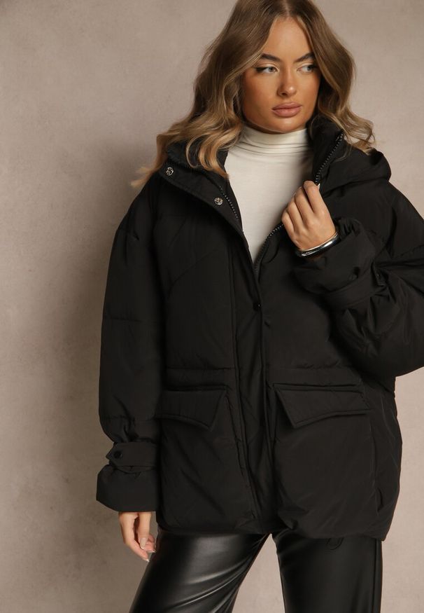 Renee - Czarna Oversizowa Kurtka z Kapturem i Pikowanymi Przeszyciami Unavella. Okazja: na co dzień. Typ kołnierza: kaptur. Kolor: czarny. Materiał: jeans. Styl: casual