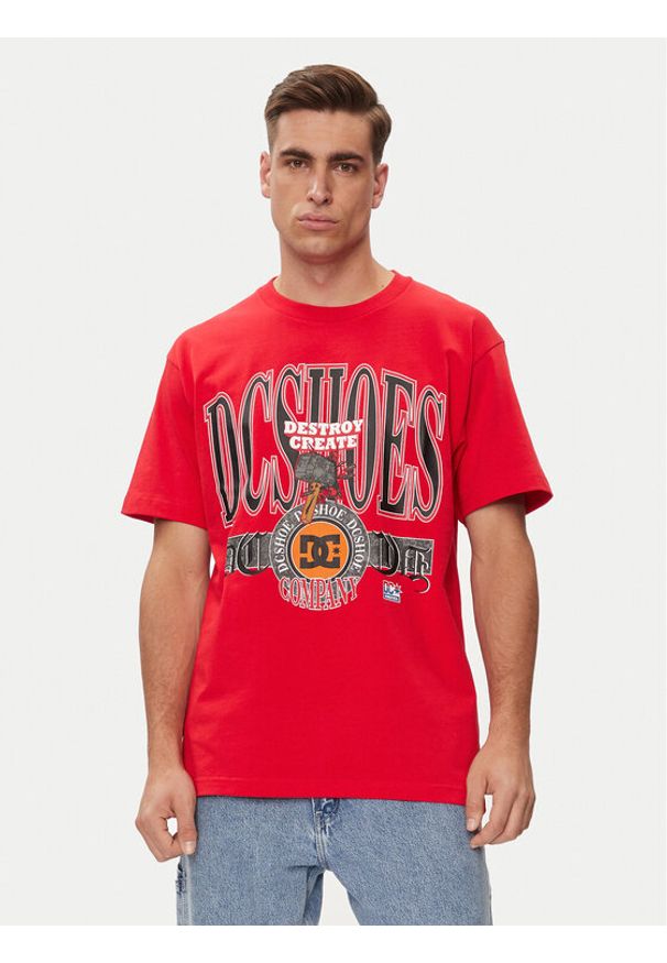 DC T-Shirt Shy Town Hss ADYZT05345 Czerwony Regular Fit. Kolor: czerwony. Materiał: bawełna