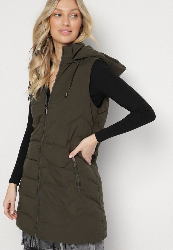 Born2be - Ciemnozielona Pikowana Kamizelka z Odpinanym Kapturem na Suwak Wykończona Sznurkami Zeneria. Okazja: na co dzień. Kolor: zielony. Styl: casual, elegancki