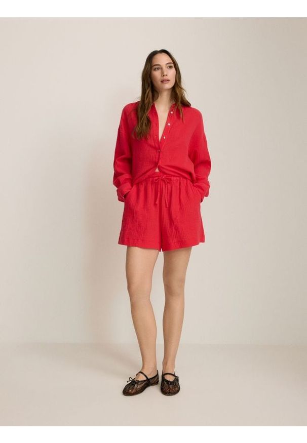 Reserved - Szorty z bawełnianego muślinu - czerwony. Kolor: czerwony. Materiał: bawełna