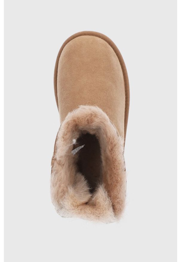 Ugg - UGG Śniegowce zamszowe dziecięce Mini Bailey Bow Glitz kolor brązowy. Nosek buta: okrągły. Kolor: brązowy. Materiał: zamsz. Szerokość cholewki: normalna