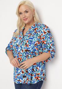 Born2be - Niebieska Bluzka w Kwiaty z Długim Rękawem i Rozszerzanym Dołem Trenusi. Kolekcja: plus size. Kolor: niebieski. Długość rękawa: długi rękaw. Długość: długie. Wzór: kwiaty #5
