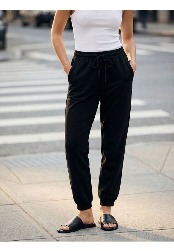 Sinsay - Spodnie dresowe jogger - czarny. Kolor: czarny. Materiał: dresówka