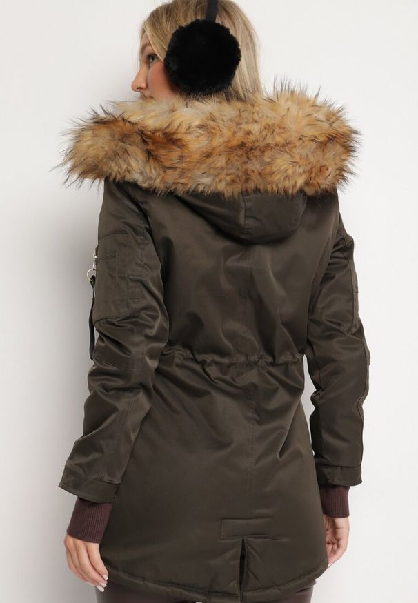 Born2be - Zielono-Beżowa Kurtka Parka z Futerkowym Odpinanym Zdobieniem przy Kapturze Inellae. Okazja: na co dzień. Kolor: zielony. Materiał: jeans, futro, dzianina. Wzór: aplikacja. Styl: klasyczny, casual, elegancki