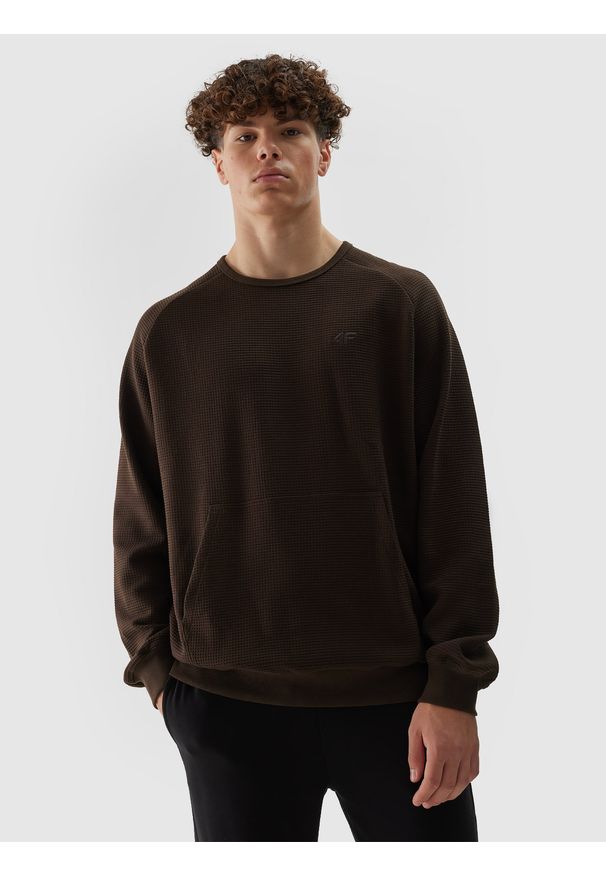 4f - 4F Bluza dresowa nierozpinana bez kaptura męska - brązowa XXL. Okazja: na co dzień. Typ kołnierza: bez kaptura. Kolor: brązowy. Materiał: dresówka. Długość rękawa: raglanowy rękaw. Wzór: ze splotem. Styl: casual, sportowy