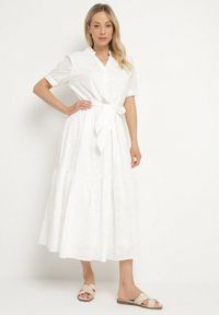 Born2be - Biała Bawełniana Sukienka Boho o Koszulowym Kroju z Haftowanej Tkaniny Roselithra. Okazja: na co dzień. Typ kołnierza: dekolt w kształcie V. Kolor: biały. Materiał: bawełna, tkanina. Długość rękawa: krótki rękaw. Wzór: haft. Typ sukienki: koszulowe. Styl: boho