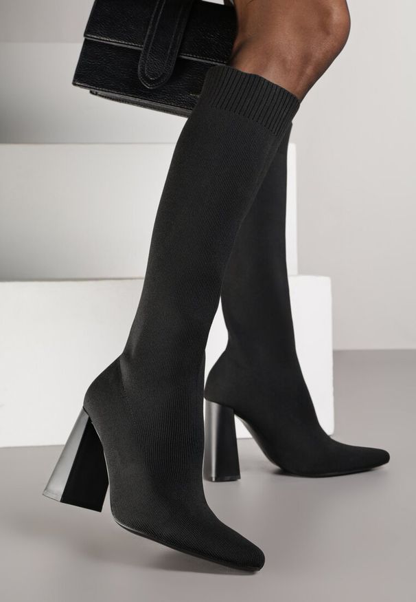 Born2be - Czarne Skarpetkowe Kozaki VICES na Geometrycznym Słupku z Noskiem w Szpic Zevra. Okazja: do pracy, na spotkanie biznesowe. Zapięcie: bez zapięcia. Kolor: czarny. Materiał: satyna. Wzór: geometria. Obcas: na słupku. Styl: biznesowy, klasyczny