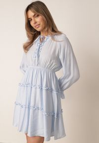 Born2be - Jasnoniebieska Wiskozowa Sukienka na Lato w Stylu Boho z Falbankami i Wiązaniem Barpea. Okazja: na spacer, na co dzień. Typ kołnierza: kołnierz z falbankami. Kolor: niebieski. Materiał: wiskoza. Sezon: lato. Styl: boho #2