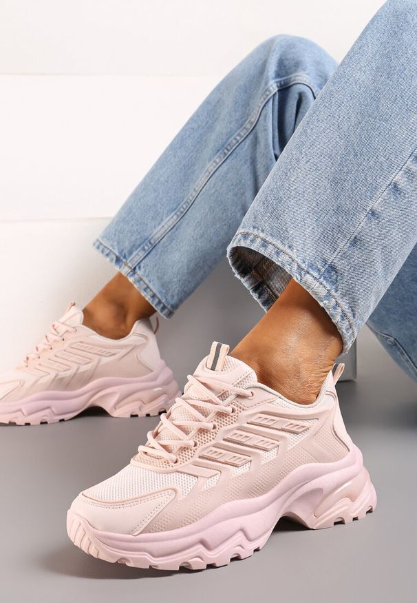 Renee - Różowe Sneakersy na Niskiej Platformie z Ozdobnymi Wstawkami na Cholewce Amrogia. Kolor: różowy. Szerokość cholewki: normalna. Obcas: na platformie