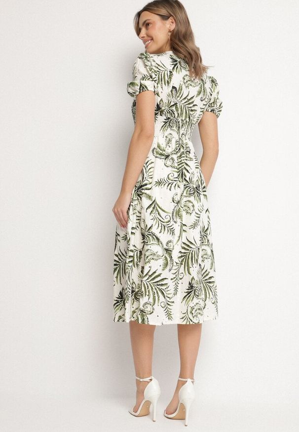 Born2be - Zielona Rozkloszowana Sukienka z Dekoltem w Serek Zdobiona Roślinnym Wzorem Evilirae. Okazja: na co dzień, do pracy, na spotkanie biznesowe. Typ kołnierza: dekolt w serek. Kolor: zielony. Wzór: aplikacja. Styl: casual, biznesowy