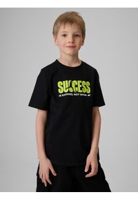 4f - 4F T-shirt regular z nadrukiem chłopięcy - biały 128 (7-8 lat). Okazja: na spacer, na co dzień, na uczelnię. Kolor: czarny. Materiał: dzianina, materiał, dresówka, bawełna, skóra, jeans. Wzór: nadruk. Sezon: lato. Styl: casual, sportowy #1