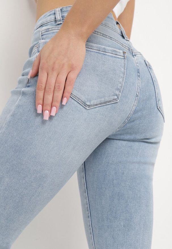 Born2be - Jasnoniebieskie Klasyczne Jeansy Skinny Giarlia. Kolor: niebieski. Wzór: aplikacja. Styl: klasyczny