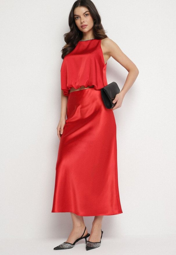 Born2be - Czerwona Satynowa Spódnica z Wysokim Stanem Pillineira. Okazja: na co dzień. Stan: podwyższony. Kolor: czerwony. Materiał: satyna. Styl: elegancki, casual, klasyczny