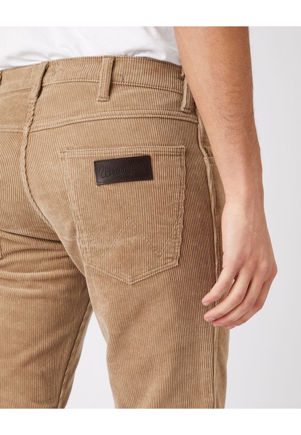Wrangler - MĘSKIE SPODNIE MATERIAŁOWE WRANGLER GREENSBORO FLAX W15QA2C04 112141185. Materiał: materiał