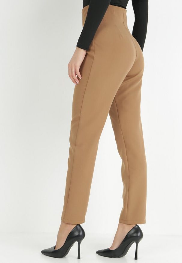 Born2be - Beżowe Spodnie Cygaretki High Waist Caphe. Okazja: na co dzień. Stan: podwyższony. Kolor: beżowy. Materiał: tkanina. Styl: elegancki, casual