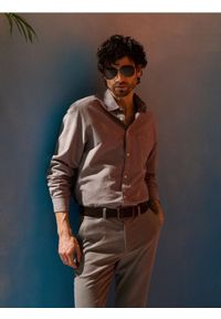 Sinsay - Bawełniana koszula z długim rękawem i kieszenią piersiową - szary. Kolor: szary. Materiał: bawełna. Długość rękawa: długi rękaw. Długość: długie #1