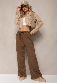 Renee - Brązowe Szerokie Spodnie z Gumką w Talii i Kieszeniami z Klapkami Cargo Nukeria. Kolor: brązowy. Materiał: tkanina #1