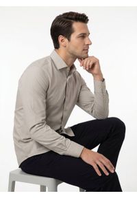 Delikatnie Taliowana Elegancka Koszula Męska - Victorio - Kolor Kawy z Mlekiem. Kolor: brązowy, wielokolorowy, beżowy. Materiał: bawełna, elastan, poliester. Styl: elegancki #7