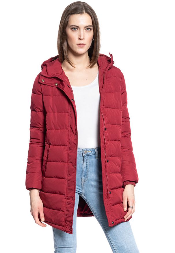 Wrangler - DAMSKA KURTKA ZIMOWA WRANGLER LONG PUFFER RUMBA RED W4Q4VJR05. Sezon: zima