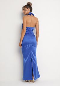 Born2be - Niebieska Satynowa Sukienka Wiązana na Szyi z Wycięciem pod Biustem i Różyczką Roneza. Kolor: niebieski. Materiał: satyna. Styl: elegancki #4