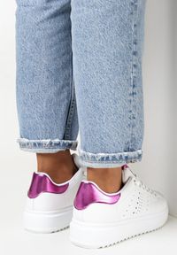 Born2be - Biało-Fuksjowe Sneakersy z Metalicznymi Wstawkami Zidre. Kolor: biały. Wzór: aplikacja. Obcas: na platformie #2