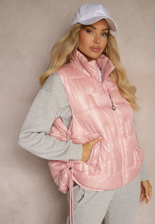 Renee - Różowa Kamizelka Ozdobnie Pikowana z Wysokim Kołnierzem Stójką Irisana. Typ kołnierza: kołnierzyk stójkowy. Kolor: różowy. Materiał: bawełna, jeans