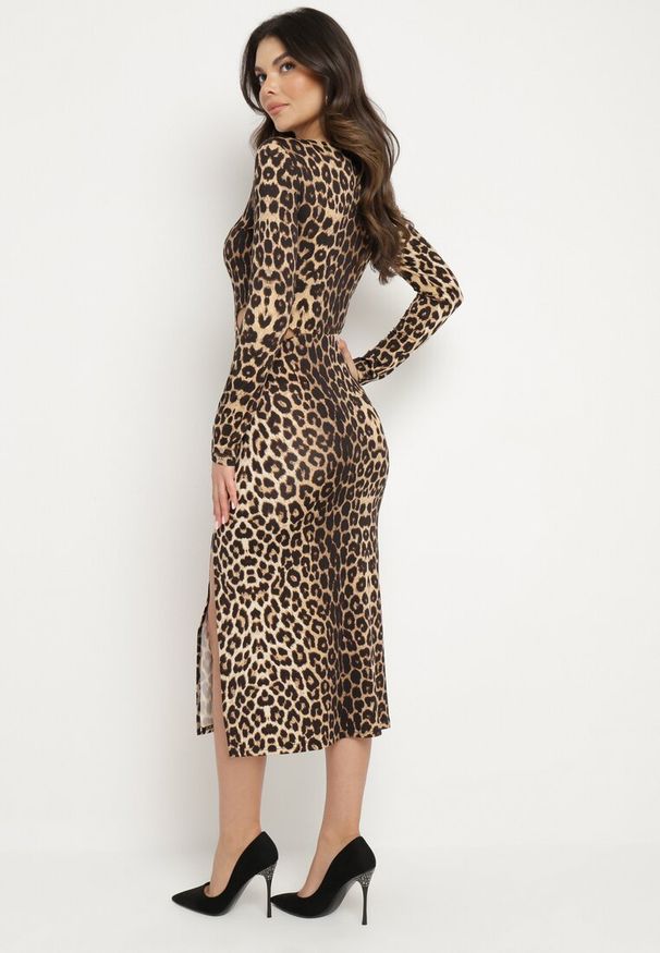 Born2be - Brązowa Taliowana Sukienka w Panterkę z Wycięciami w Talii i Rozcięciem na Dole Larnnie. Okazja: na ślub cywilny, na wesele, na imprezę. Kolor: brązowy. Materiał: wiskoza. Wzór: motyw zwierzęcy. Styl: klasyczny. Długość: midi