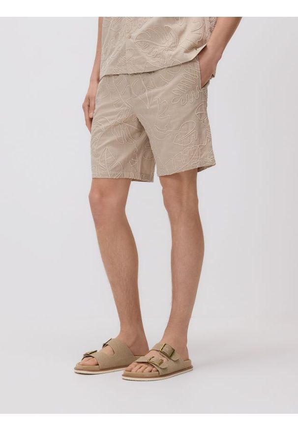 Reserved - Szorty regular fit - kremowy. Kolor: kremowy. Materiał: bawełna, tkanina