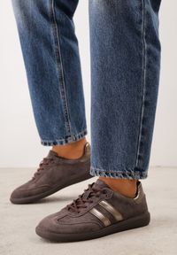 Renee - Ciemnobrązowe Zamszowe Sneakersy w Stylu Klasycznych Tenisówek ze Skórzaną Wkładką Volma. Okazja: na co dzień. Kolor: brązowy. Materiał: skóra, zamsz. Szerokość cholewki: normalna #1