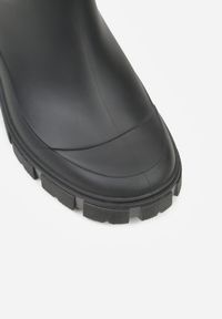 Born2be - Czarne Kalosze z Elastycznymi Wstawkami w Cholewce i Aplikacją z Napisem Deliavia. Okazja: na co dzień. Kolor: czarny. Materiał: jeans. Szerokość cholewki: normalna. Wzór: napisy, aplikacja. Styl: klasyczny, casual #6