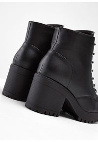 bonprix - Botki sznurowane na obcasie słupkowym. Kolor: czarny. Obcas: na obcasie. Wysokość obcasa: średni #3