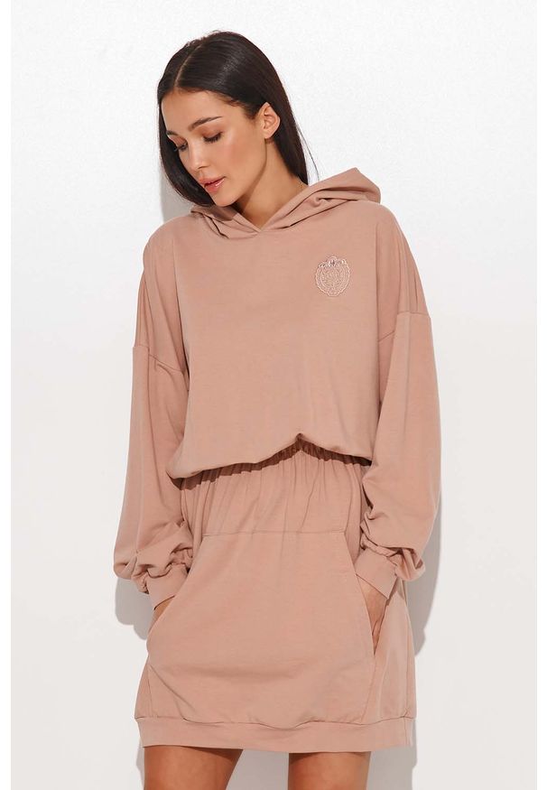 Makadamia - Sukienka w Formie Bluzy ze Ściagaczem w Talii - Cappuccino. Materiał: bawełna, elastan