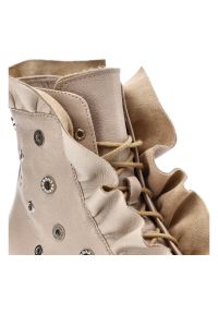 Beżowe Botki Armodo Eleganckie Buty Damskie. Okazja: na co dzień. Kolor: beżowy. Materiał: skóra. Sezon: jesień. Obcas: na obcasie. Styl: elegancki. Wysokość obcasa: niski