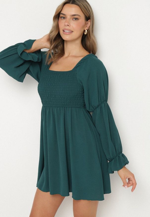 Born2be - Ciemnozielona Rozkloszowana Sukienka z Elastyczną Górą i Falbankami przy Rękawach Saviella. Okazja: na co dzień. Typ kołnierza: kołnierz z falbankami. Kolor: zielony. Materiał: jeans. Styl: elegancki, casual