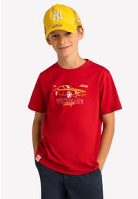 Volcano - Czerwony t-shirt chłopięcy z nadrukiem samochodu T-FURIOS JUNIOR. Kolor: czerwony. Materiał: materiał, bawełna, prążkowany, skóra, włókno. Wzór: nadruk. Sezon: lato, wiosna. Styl: młodzieżowy, vintage, klasyczny