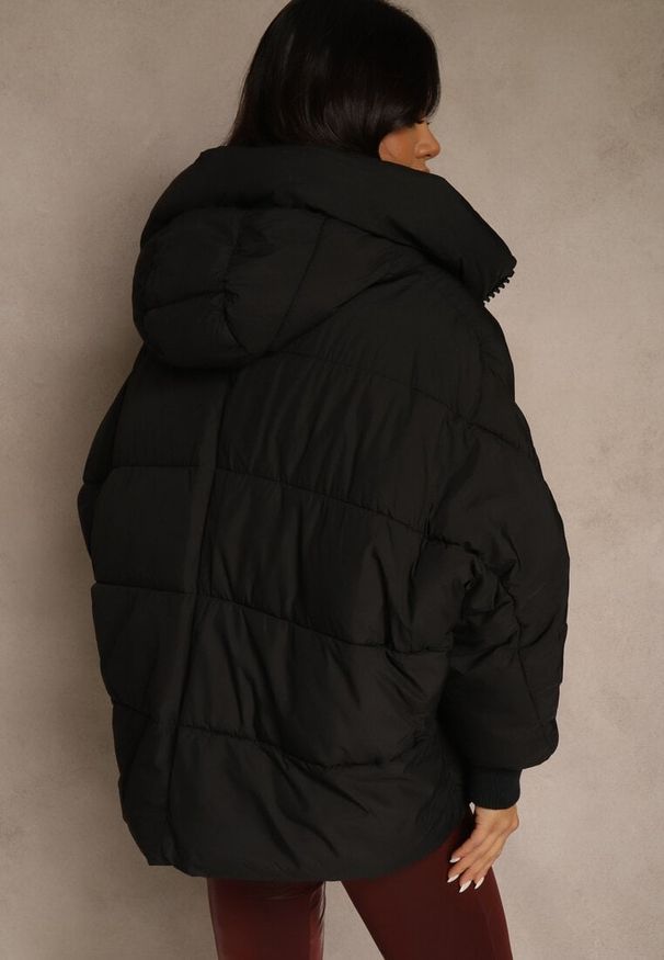 Renee - Czarna Oversizowa Kurtka Puffer z Kaputrem Mevenassa. Kolor: czarny. Materiał: poliester, zamsz, dzianina. Sezon: zima. Styl: elegancki