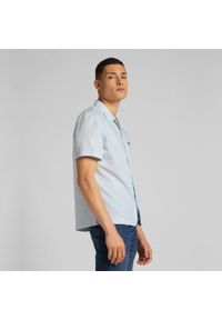 Lee - MĘSKA KOSZULA MATERIAŁOWA LEE SS RESORT SHIRT SKYWAY BLUE L67PKWQL. Materiał: materiał