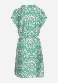 Born2be - Zielona Pudełkowa Sukienka z Wiązaniem w Talii w Abstrakcyjny Wzór Namsioli. Okazja: do pracy. Kolor: zielony. Materiał: jeans #7