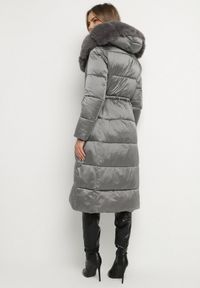 Born2be - Szara Długa Kurtka Puchowa z Pikowanymi Przeszyciami i Kapturem z Futrem Zevea. Okazja: na spacer, na co dzień. Kolor: szary. Materiał: futro, puch. Długość: długie. Styl: casual, elegancki #3