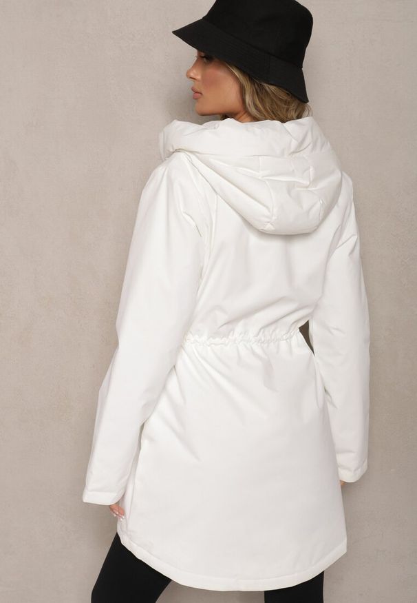 Renee - Biała Kurtka w Stylu Parki na Napy ze Ściągaczami w Pasie Ardodia. Okazja: na co dzień. Typ kołnierza: kaptur. Kolor: biały. Materiał: jeans. Styl: elegancki, casual