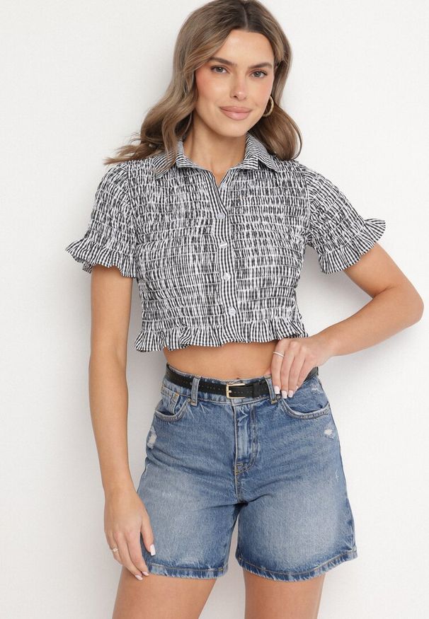 Born2be - Czarna Elastyczna Koszula w Kratkę Vichy o Krótkim Kroju Sovzeri. Okazja: na co dzień. Kolor: czarny. Materiał: jeans, materiał. Długość: krótkie. Wzór: kratka. Styl: klasyczny, casual