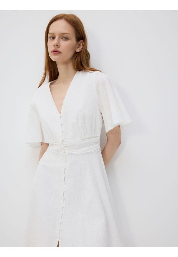 Reserved - Bawełniana sukienka midi - złamana biel. Materiał: bawełna. Typ sukienki: proste. Długość: midi