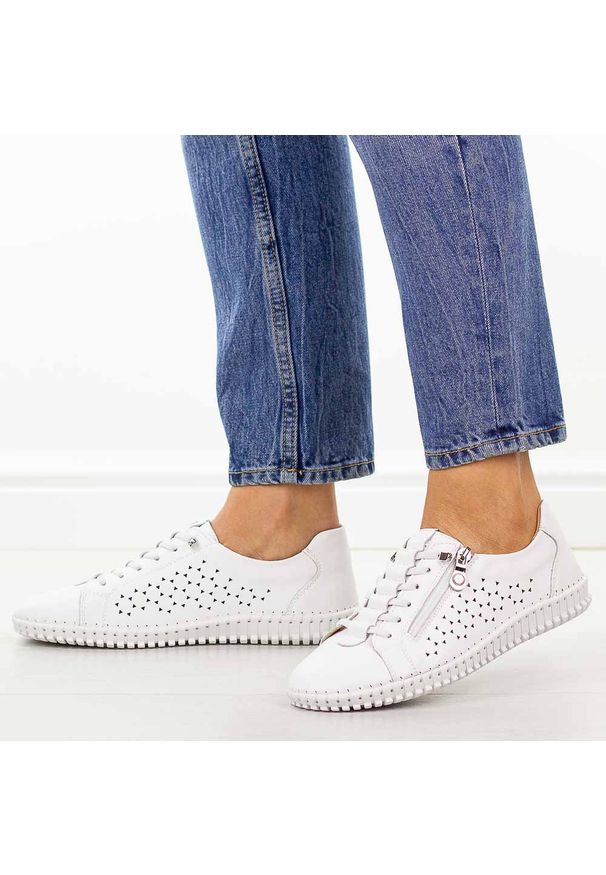 Białe ażurowe skórzane półbuty damskie Cambell 07351. Okazja: na co dzień, na spacer. Nosek buta: okrągły. Kolor: biały. Materiał: skóra. Szerokość cholewki: normalna. Wzór: ażurowy. Sezon: wiosna, lato, jesień. Styl: elegancki, casual, klasyczny, sportowy