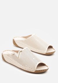 Born2be - Beżowe Klapki Vices z Perforowaną Cholewką Sarianae. Okazja: na co dzień. Kolor: beżowy. Styl: elegancki, casual #4