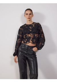 Reserved - Bluzka z haftowanym wzorem - czarny. Kolor: czarny. Materiał: dzianina. Wzór: haft #1