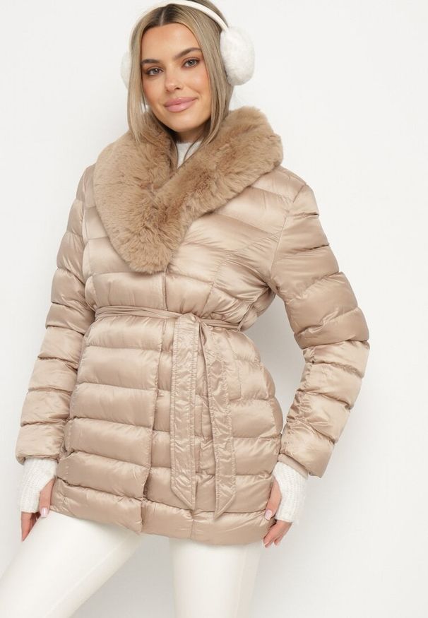 Born2be - Beżowa Pikowana Kurtka z Paskiem i Futrzanym Kołnierzem Gunnitte. Typ kołnierza: bez kaptura. Kolor: beżowy. Materiał: futro. Styl: elegancki